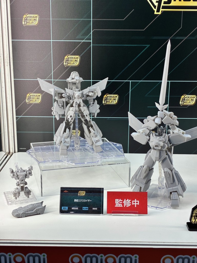 An early protoype of the Shokugan Modeling Project version of King Exkizer, showing Exkizer's Form Up and the fully formed King Exkizer with sword. Relative to King Roder, Exkizer is smaller than the Masterpiece version but larger than the Soul of Chogokin version.