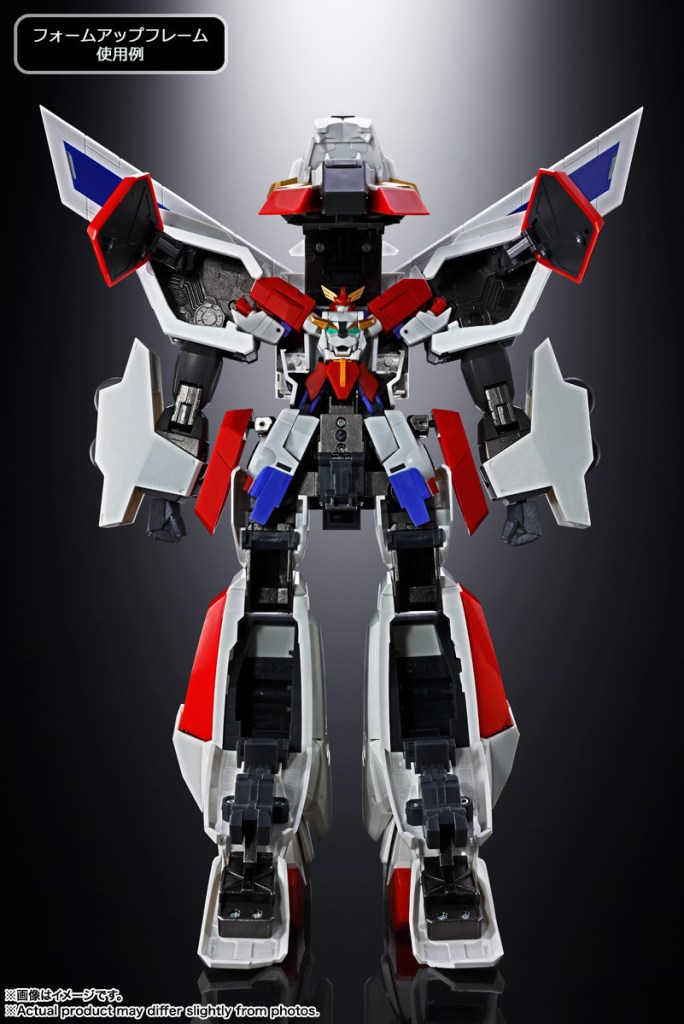 An image of Soul of Chogokin Exkizer placed inside of King Roder. Here, King Roder is about three times larger than Exkaiser.