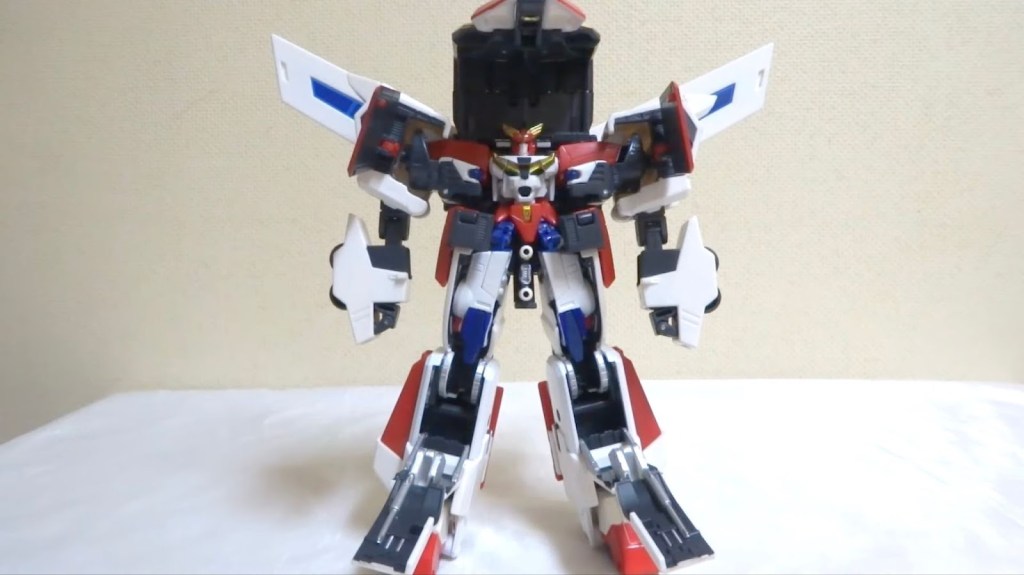 An image of Masterpiece Exkizer placed inside of King Roder. Here, King Roder is about 1.8 times larger than Exkaiser.